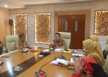 PEMAPARAN:  Kepala BKPSDM Kabupaten Tangerang Hendar Herawan sedang memberikan pemaparan terkait aturan ASN yang hendak mendaftarkan diri sebagai peserta Pilkada 2024, saat konferensi pers di Ruang Rapat Solear, Gedung Sekretariat Daerah Kabupaten Tangerang, Kecamatan Tigaraksa, (22/4). (ALFIAN HERIANTO)