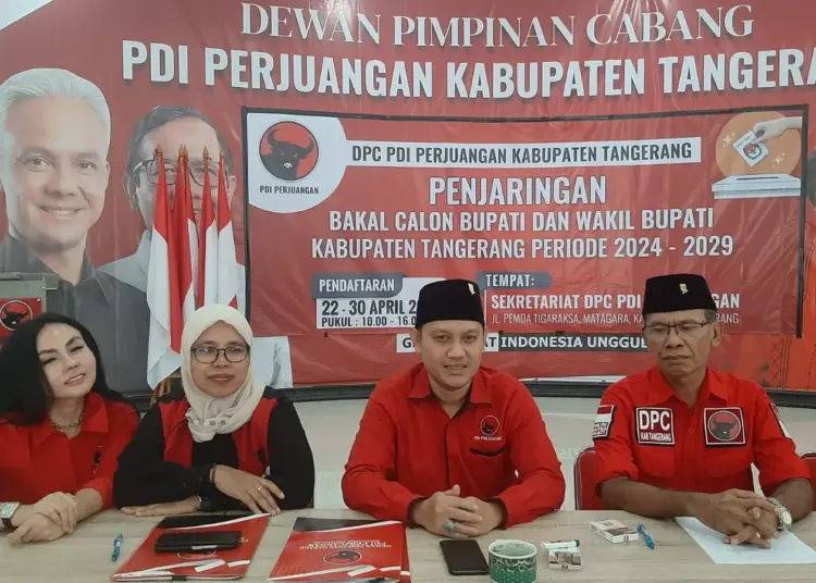 Panitia Desk Pilkada DPC PDIP Kabupaten Tangerang yang terdiri dari Didi Rosadi, Heni, dan Gita Swarantika di kantor DPC PDIP Kabupaten Serang, Selasa (23/4). 

(ALFIAN/SATELITNEWS)