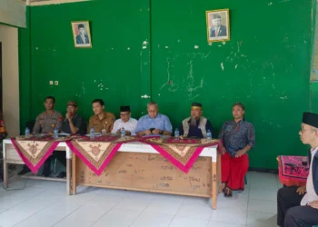 FKUB dan Forkopimda Kabupaten Serang, melakukan mediasi terkait adanya dugaan aliran Ahmadiyah di Kecamatan Tirtayasa, Selasa (23/4/2024). (SIDIK/SATELITNEWS.COM)