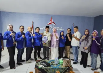 AMBIL FORMULIR: Intan Nurul Hikmah anggota DPRD Kabupaten Tangerang periode 2004-2014 resmi mengambil formulir diwakili oleh Srikandi Jari Ungu dan Hendra anggota DPRD Kabupaten Tangerang periode 2009-2014. (ISTIMEWA)