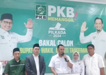 Ketua DPC Partai Kebangkitan Bangsa (PKB) Kabupaten Tangerang, Mohammad Nur Kholis sedang menggelar konferensi persi di sekretariat Jalan Pusat Pemerintahan Kabupaten Tangerang, Kecamatan Tigaraksa. (DOK/SATELITNEWS.COM)