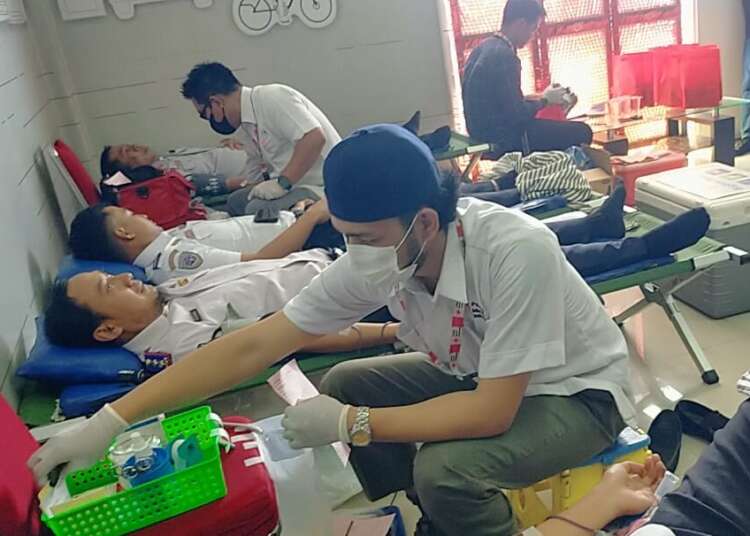 Petugas PMI Kabupaten Pandeglang, gelar donor darah di lingkungan Setda setempat, Rabu (24/4/2024). (ADIB FAHRIE/SATELITNEWS.COM)