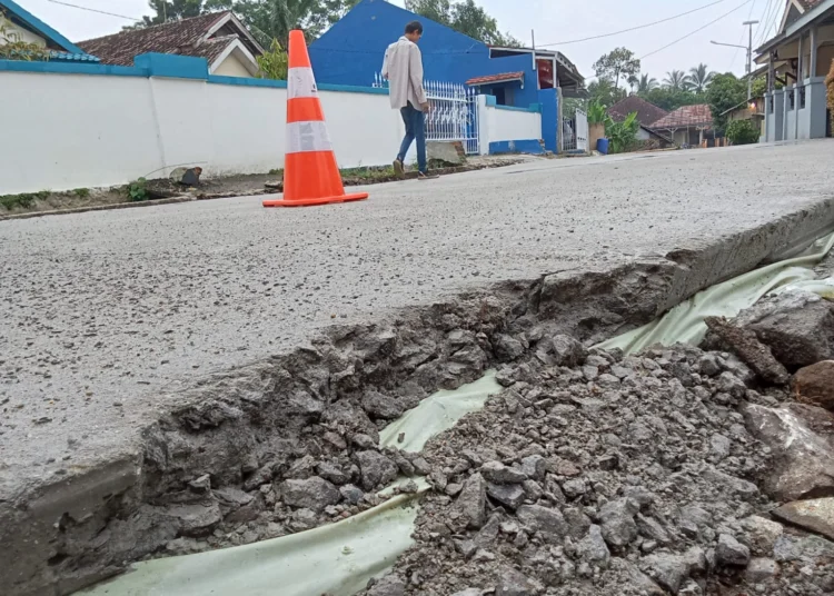 Ruas jalan Kadubungbang - Cimanuk, Kecamatan Cimanuk, Kabupaten Pandeglang. (DOKUMEN/SATELITNEWS.COM)