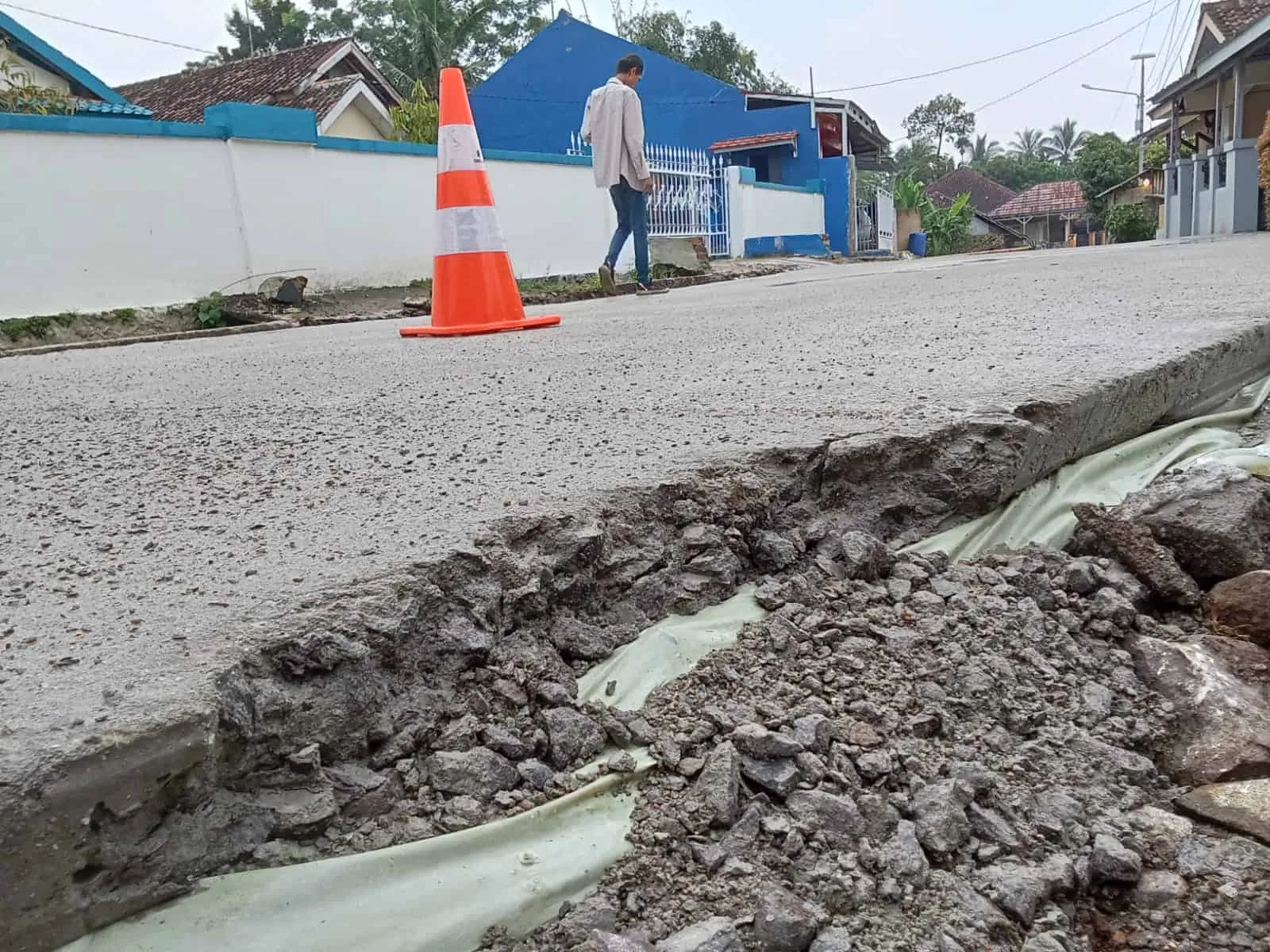 Ruas jalan Kadubungbang - Cimanuk, Kecamatan Cimanuk, Kabupaten Pandeglang. (DOKUMEN/SATELITNEWS.COM)