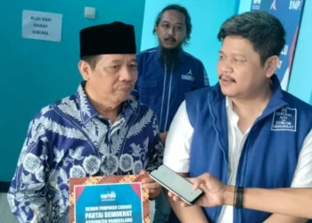 Mantan Birokrat Tb. Entus Mahmud Sahiri, mengikuti penjaringan Balonbup dan Balon Wabup, ambil formulir di DPC Partai Demokrat Pandeglang, Rabu (24/4/2024). (ADIB FAHRIE/SATELITNEWS.COM)