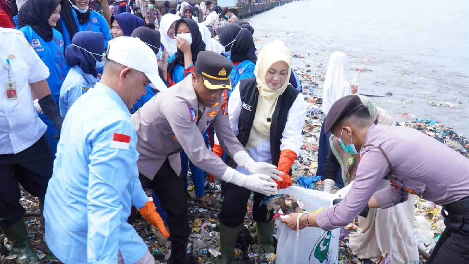 Bupati Pandeglang Irna Narulita dan jajaran pejabat Forkopimda, mengikuti bersih-bersih sampah di kawasan Teluk, Kecamatan Labuan, Kabupaten Pandeglang, Rabu (24/4/2024). (ISTIMEWA)