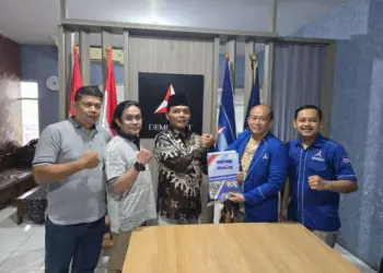 Hendra mewakili Intan Nurul Hikmah mengembalikan formulir penjaringan bakal calon Bupati dan Wakil Bupati Tangerang di kantor DPC Demokrat Kabupaten Tangerang, Kamis (25/4/2024). (ISTIMEWA)