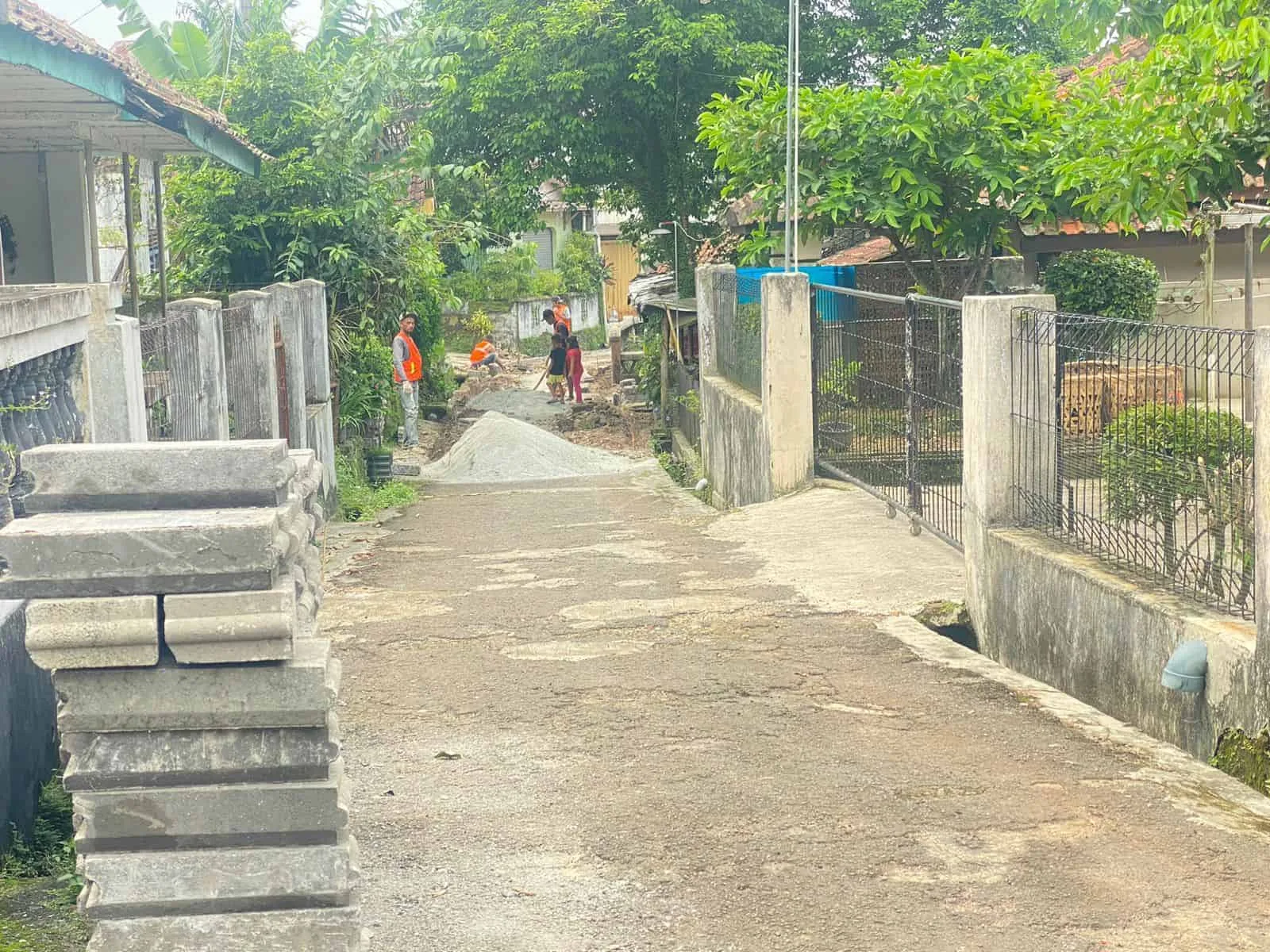 Proses pembangunan jalan di Kampung Pasar Heubeul, Kelurahan Kabayan, Kecamatan Pandeglang, Kabupaten Pandeglang, Kamis (25/4/2024). (ISTIMEWA)