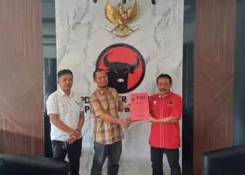 Tim Penghubung (LO) Dimyati Natakusumah, ambil formulir pendaftaran sebagai Bakal Calon (Balon) Gubernur Banten ke DPW PDIP Provinsi Banten, Kamis (25/4/2024). (LUTHFI/SATELITNEWS.COM)