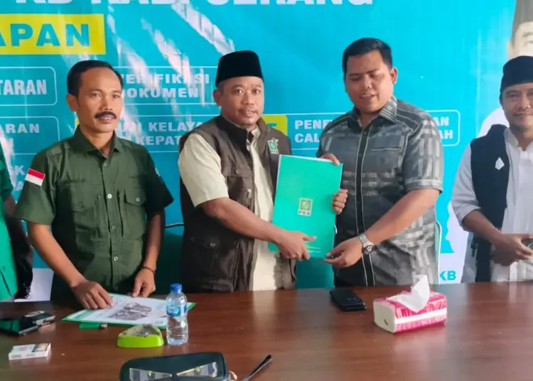 Anggota DPR RI dari Fraksi PPP, Iip Miftahul Khoir, ambil formulir pendaftaran ke DPC PKB Kabupaten Serang, Jumat (26/4/2024). (SIDIK/SATELITNEWS.COM)