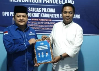 Rifki Hermiansyah kembalikan formulir pendaftaran Balonbup Pandeglang ke DPC Partai Demokrat, Sabtu (27/4/2024). (ADIB FAHRIE/SATELITNEWS.COM)