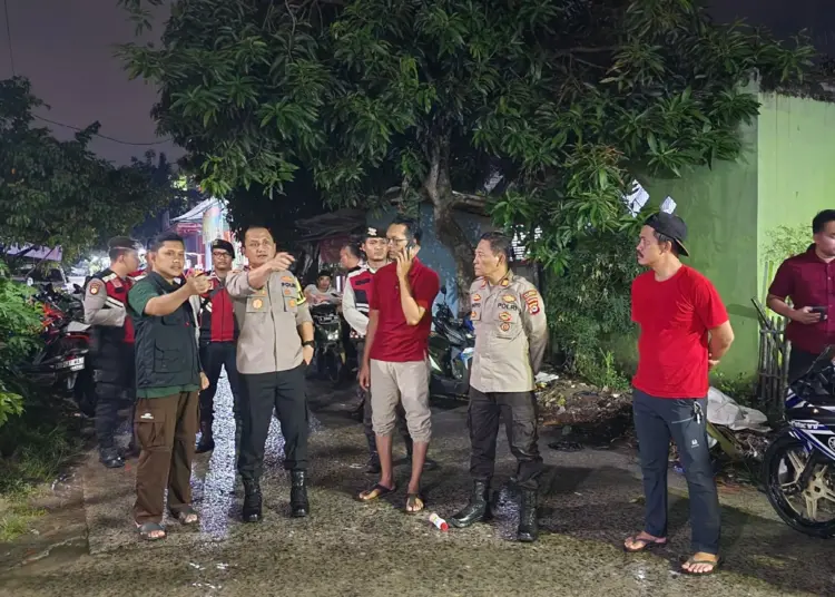 MENINJAU: Camat Jayanti Yandri Permana dan Kapolresta Tangerang Kombes Pol Baktiar Joko Mujiono saat meninjau lokasi banjir di Perumahan Taman Cikande dan tempat pengungsian warga, Minggu (28/4). (ISTIMEWA)