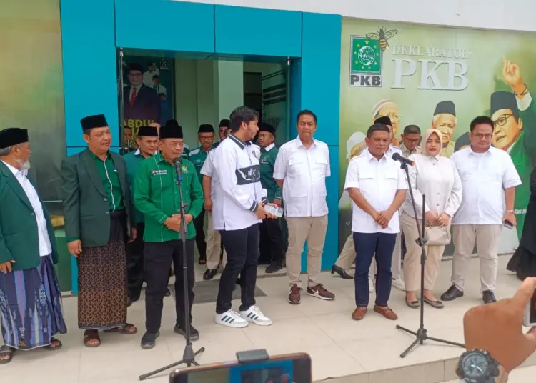 Ketua DPD Gerindra Banten Andra Soni (kanan), bersama jajarannya, saat melakukan silaturahmi bersama Ketua DPW PKB Banten Ahmad Fauzi (kiri), Minggu (28/4/2024). Meskipun sempat berbeda jalan dalam Pilpres, namun dalam perhelatan Pilkada Banten kedua partai besar itu tidak menutup kemungkinan untuk bersama. (LUTHFI/SATELITNEWS.COM)