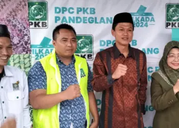 Balonbup Pandeglang Iing Andri Supriadi dan Raden Dewi Setiani, kembalikan formulir pendaftaran Balonbup Pandeglang ke DPC PKB setempat, Selasa (30/4/2024). (ADIB FAHRIE/SATELITNEWS.COM)