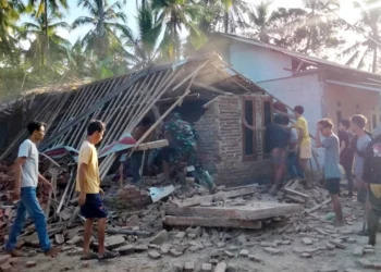 Sebuah rumah di Kecamatan Pagelaran, Kabupaten Pandeglang, ambruk, Senin (8/4/2024). (ISTIMEWA)