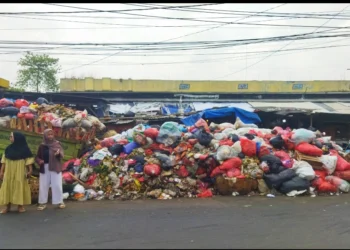 Seminggu Tidak Diangkut, Sampah Menumpuk Satu Meter di Pasar Jombang