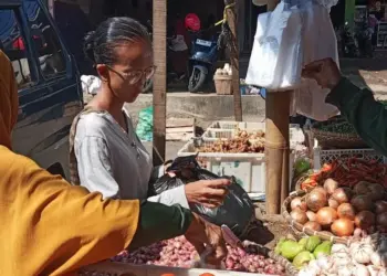 Sejumlah warga, sedang membeli bumbu dan sayuran di Pasar Badak Pandeglang, Kamis (18/4/2024). (ISTIMEWA)