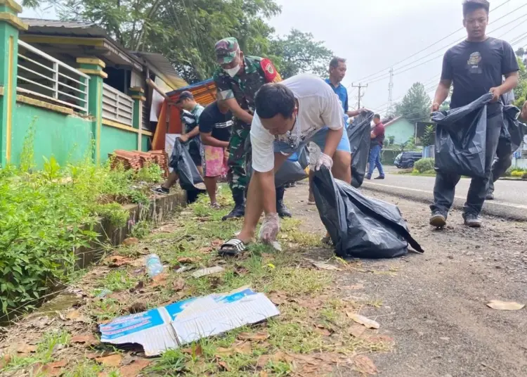 Sejumlah elemen masyarakat Carita, sedang membersihkan sampah di sepanjang jalan di kawasan Wisata Pantai Carita, Jumat (19/4/2024). (ISTIMEWA/SATELITNEWS.COM)