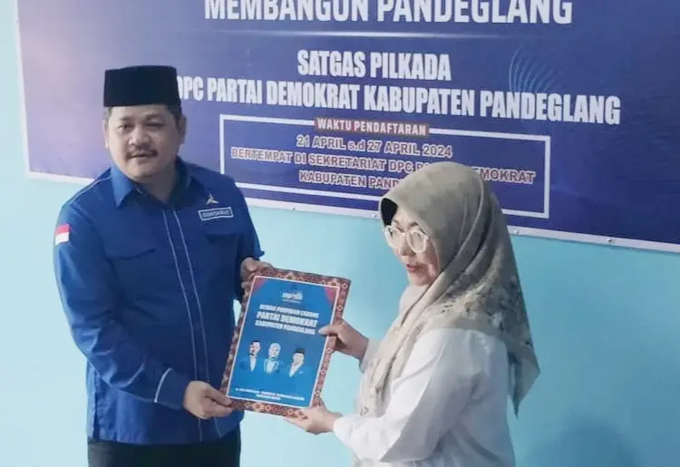 Raden Dewi Setiani, serahkan berkas penjaringan Balonbup ke DPC Partai Demokrat, Sabtu (27/4/2024). (ADIB FAHRIE/SATELITNEWS.COM)