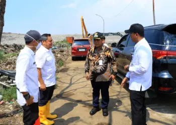 Pj Walikota Tangerang, Nurdin, meninjau lokasi Tempat Pembuangan Sampah Akhir (TPA) Rawa Kucing dan Tempat Pengolahan Sampah Terpadu (TPST) Kampung Dongkal, Kelurahan Cipondoh Indah, Jumat (26/4/2024). (ISTIMEWA)