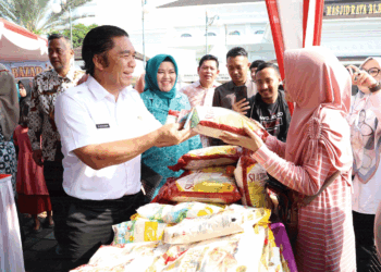 Buka Bazar Ramadan Provinsi Banten, Al Muktabar Ikut Layani Pembeli Beras