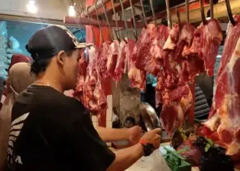 Pedagang daging di Pasar Badak Pandeglang, sedang melayani pembeli. (ISTIMEWA)