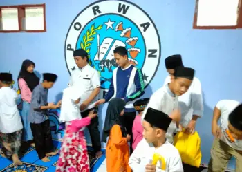 Puluhan anak Yatim - Piatu, mendapat santunan dari Kelompok Kerja Wartawan (Porwan) Pandeglang, Senin (1/4/2024). (ISTIMEWA)