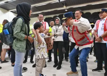 Menhub Budi Karya Sumadi mengobrol dengan calon penumpang di Bandara Soekarno-Hatta, Banten, Jumat (12/4/2024). (ISTIMEWA/RM)