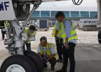 Petugas melakukan ramp check pesawat Pelita Air. (ISTIMEWA)