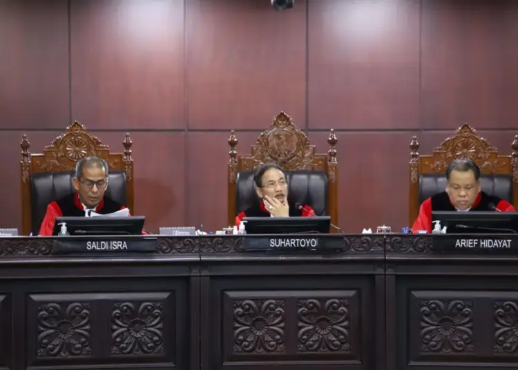 Ada Dissenting Opinion Tiga Hakim, MK Tolak Gugatan 01 dan 03