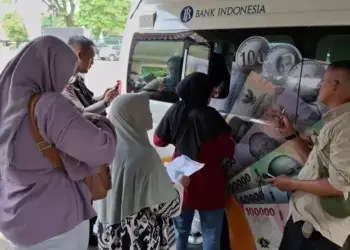 Jelang Lebaran, Warga Lebak Ramai-Ramai Tukarkan Uang