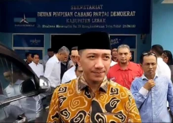 Mochamad Hasbi Asyidiki Jayabaya, selepas menyerahkan formulir pendaftaran Bacabup ke Partai Demokrat di Jalan Maulana Hasanudin, Desa Cilangkap, Kecamatan Kalanganyar, Kabupaten Lebak. ISTIMEWA