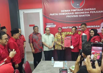 BERKAS LENGKAP: Bakal calon gubernur Banten Airin Rachmi Diany saat menyerahkan berkas pendaftaran kepada Ketua Bappilu sekaligus Ketua Tim Penjaringan DPD PDI Perjuangan Banten, Mukhlis di kantor DPD PDI Perjuangan, Rabu (1/5/2024). (ISTIMEWA)