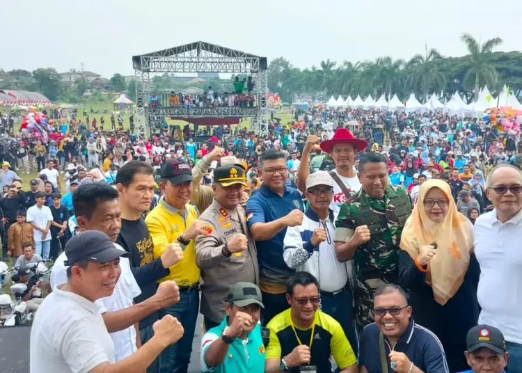 Buruh di Kabupaten Serang, memperingati May Day dengan menggelar senam dan bagi bagi door prize, di lapangan modern Cikande, Minggu (1/5/2024). (SIDIK/SATELITNEWS.COM)