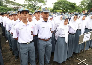 Selain dihadiri oleh Pj Gubernur Banten Al Muktabar, Plh Sekda Banten Virgojanti dan Kepala Dindikbud Provinsi Banten Tabrani, bersama seluruh jajaran kepala OPD, Apel Hardiknas 2024 ini juga dihadiri oleh para pengawas, guru dan siswa dari perwakilan beberapa sekolah di Provinsi Banten. (LUTHFI/SATELITNEWS.COM)