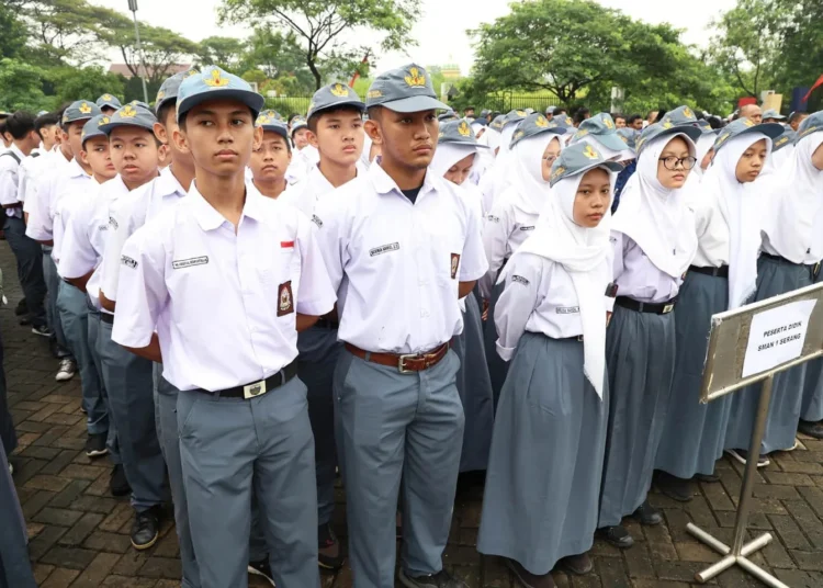 Selain dihadiri oleh Pj Gubernur Banten Al Muktabar, Plh Sekda Banten Virgojanti dan Kepala Dindikbud Provinsi Banten Tabrani, bersama seluruh jajaran kepala OPD, Apel Hardiknas 2024 ini juga dihadiri oleh para pengawas, guru dan siswa dari perwakilan beberapa sekolah di Provinsi Banten. (LUTHFI/SATELITNEWS.COM)