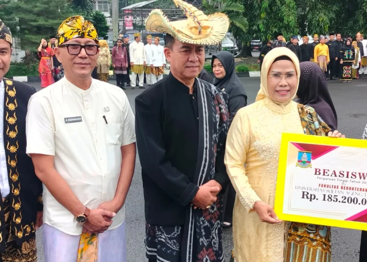 Bupati Serang Ratu Tatu Chasanah, secara simbolis memberikan beasiswa kepada salah satu pelajar saat menggelar Upacara Hardiknas, di halaman Pendopo Bupati, Kamis (2/5/2024). (SIDIK/SATELITNEWS.COM)