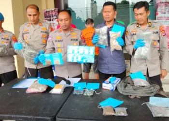 Kapolres Pandeglang AKBP Oki Bagus Setiaji (tengah), didampingi jajaran anggota Sat Narkoba Polres Pandeglang, tunjukkan barang bukti kejahatan narkotika, Jumat (3/5/2024). (ISTIMEWA)