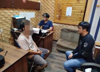 Personel Satresnarkoba Polres Serang, tengah menginterogasi salah satu tersangka. (ISTIMEWA)