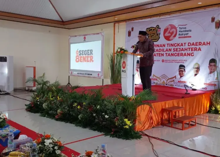 HALAL BIHALAL: Rispanel Arya, Ketua DPTD PKS Kabupaten Tangerang saat memberikan sambutan di acara Halal Bihalal DPTD PKS Kabupaten Tangerang, Minggi (5/5/2024). Dalam acara itu turut hadir Mad Romli Ketua DPD Golkar Kabupaten Tangerang dan Kholid Ismail Ketua DPRD Kabupaten Tangerang. (ISTIMEWA)