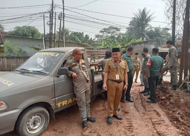 PENUTUPAN: Situasi di lokasi galian tanah, Desa Pete, Kecamatan Tigaraksa, Senin (6/5). Terlihat Sekretaris Desa Pete bersama Pemerintah Kecamatan Tigaraksa melakukan penutupan galian tanah ilegal di desa tersebut. (ALFIAN HERIANTO)