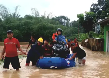 Proses evakuasi warga terdampak banjir, di Kecamatan Cikande, Kabupaten Serang, beberapa hari lalu. Evakuasi dilakukan oleh tim relawan kebencanaan. (ISTIMEWA)