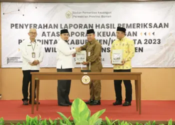 Penyerahan LHP LKPD Pemkab Serang, dilakukan oleh Kepala Perwakilan BPK RI Provinsi Banten, Dede Sukarjo, kepada Ketua DPRD Kabupaten Serang, Bahrul Ulum dan Sekretaris Daerah (Sekda) Kabupaten Serang, Nanang Supriatna di Aula BPK RI Banten Palima, Kota Serang, Senin (6/5/2024). (SIDIK/SATELITNEWS.COM)