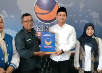 Iing - Dewi, kembalikan formulir pendaftaran Bakal Calon Bupati dan Balon Wabup Pandeglang, ke DPD Partai NasDem, Selasa (7/5/2024). (ADIB FAHRIE/SATELITNEWS.COM)