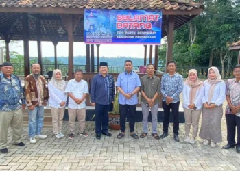 Jajaran pengurus DPD Partai Demokrat Pandeglang dan tim penjaringan Balonbup, sambangi Balonbup Rifky Hermiansyah, Selasa (7/5/2024). (ISTIMEWA)