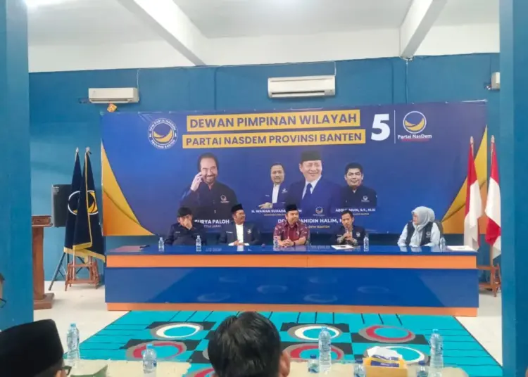 Mantan Walikota Tangerang, Arif R Wismansyah, menyerahkan formulir pendaftaran Bakal Calon Gubernur Banten di DPW Partai Nasdem. selain ke Nasdem, Arif juga menyerahkan formulir pendaftaran ke PAN dan PDIP Banten. (LUTHFI/SATELITNEWS.COM)