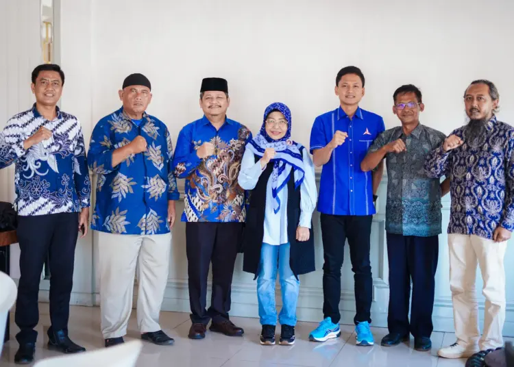 Iing - Dewi berfoto bersama, dengan Ketua dan tim Satgas Pilkada 2024 Partai Demokrat Pandeglang. (ISTIMEWA)