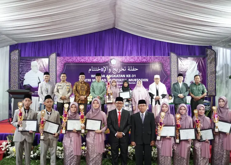 SANTRI BERPRESTASI: Pengasuh Ma'had Tarmub beserta dewan guru dan para tamu undangan saat sesi foto bersama santri dan santriwati di sela-sela acara wisuda angkatan ke 31, Kamis (9/5/2024). (ISTIMEWA)