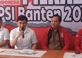 Ahmad Dimyati Natakusuma seusai mendaftarkan diri sebagai bakal calon Gubernur Banten di PSI. (iSTIMEWA)