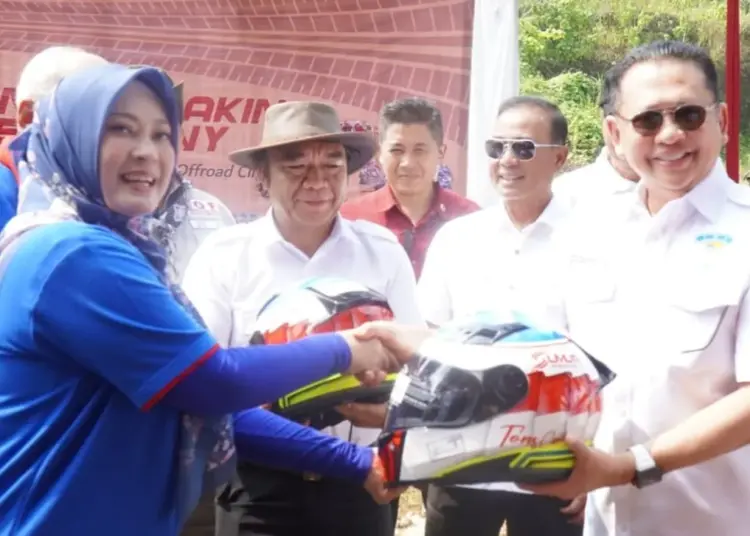 Bupati Pandeglang Irna Narulita, menerima cenderamata di acara Ground Breaking Ujung Kulon Raceway Internasional Sircuit, Sabtu (11/5/2024). (ISTIMEWA)